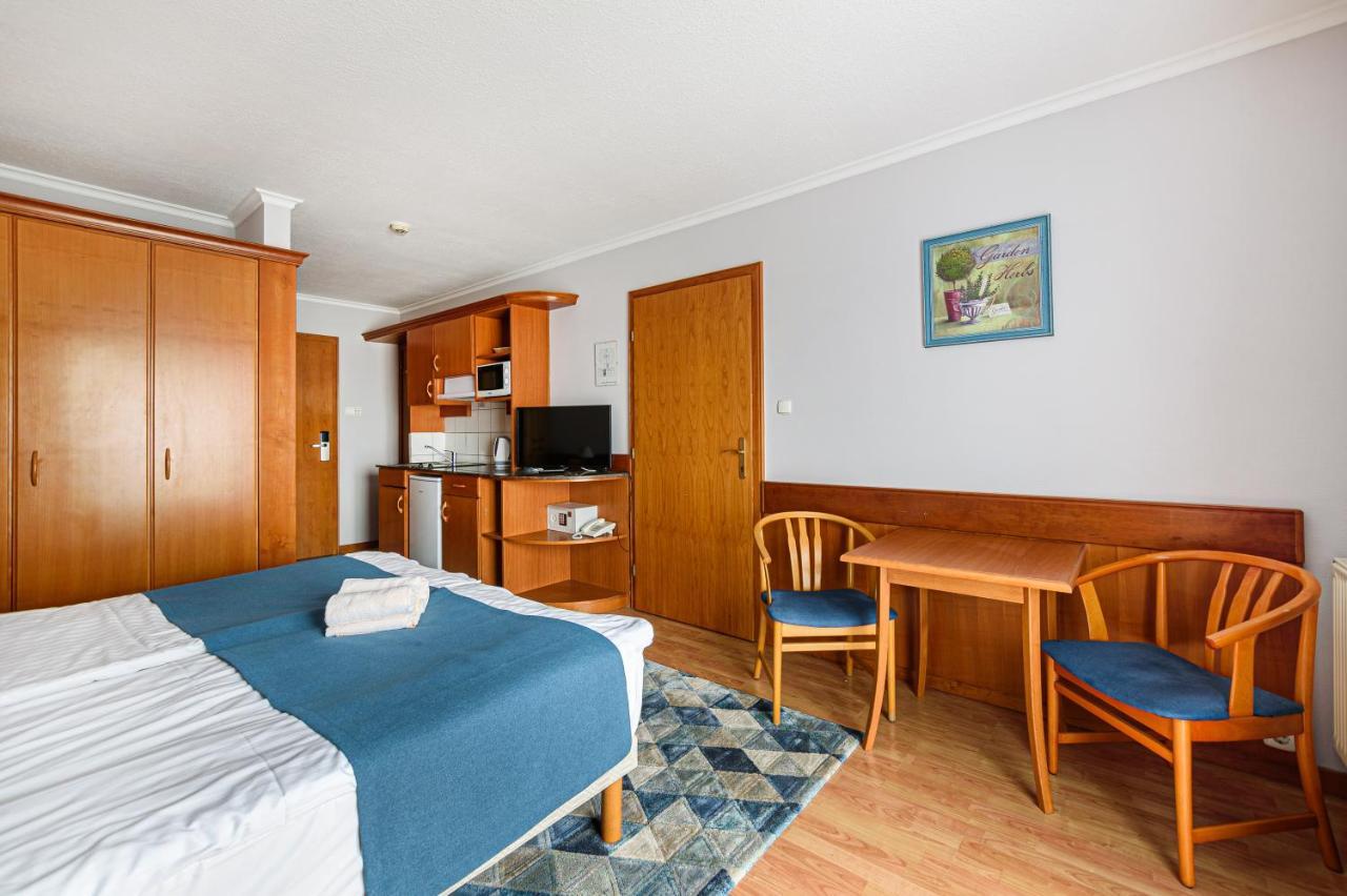 Holiday Club Apartman Hotel Хевиз Экстерьер фото