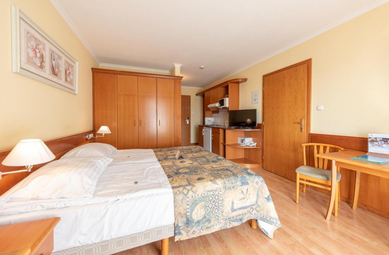 Holiday Club Apartman Hotel Хевиз Экстерьер фото
